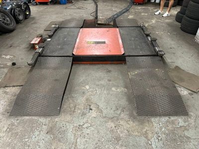 une photo d'un gros engin dans un garage