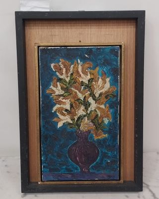 peinture représentant un vase contenant des fleurs, posé sur une surface en marbre