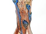 un vase en verre posé sur une table