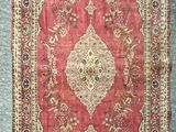 un tapis rouge et or orné d’un motif en médaillon