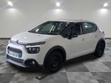 la citrole blanche est garee sur un carrelage en damier