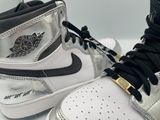 une paire de baskets posée sur une table