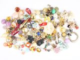 une pile de bijoux assortis sur une surface blanche