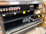 une vitrine contenant toute une gamme de boissons
