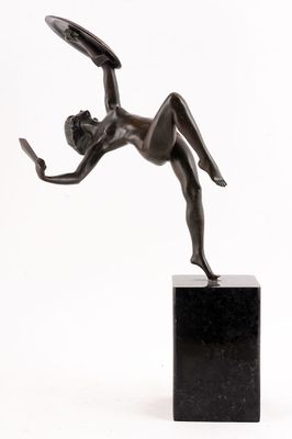 statue en bronze représentant une femme tenant un parapluie, posée sur un bloc de marbre