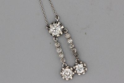 Collier négligé en or ornée d’un diamant central retenant un…