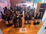 de nombreuses bouteilles de vin posées sur une table sur laquelle est inscrit le chiffre 33