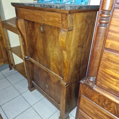 un meuble en bois avec un plateau en marbre dans une pièce