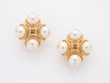 une paire de boucles d'oreilles en perles et or