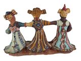 deux figurines représentant trois femmes se tenant par la main sur un fond blanc