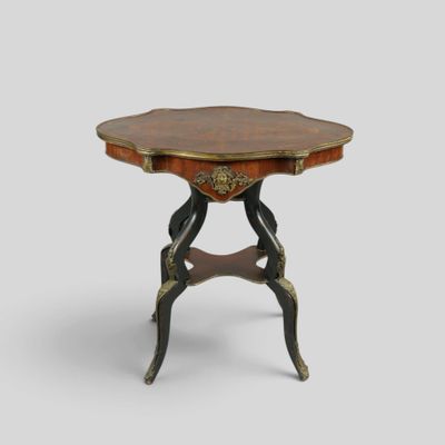une image représentant une petite table avec un plateau en bois et des pieds en métal