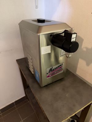a machine that is sitting on a table in a room