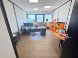 vue d'une pièce dans laquelle se trouvent un bureau et une chaise