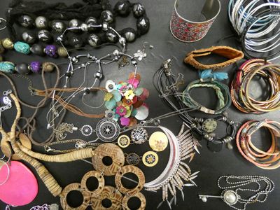 de nombreux types de bracelets et de colliers disposés sur une table