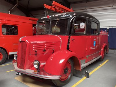 un camion de pompiers rouge et un camion de pompiers rouge dans un garage