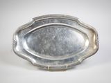 une assiette en argent antique avec un motif décoratif sur le bord