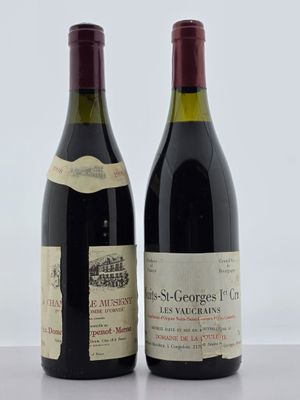 deux bouteilles de vin rouge posées l'une à côté de l'autre sur une table