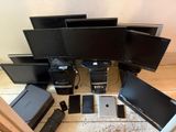 de nombreux équipements informatiques disposés les uns à côté des autres sur le sol