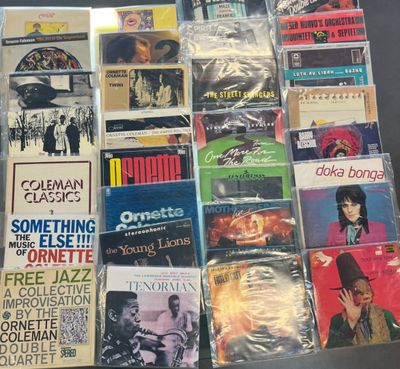 de nombreux types de disques vinyles sur la table