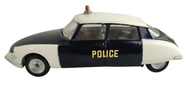 une petite voiture de police posée sur une surface blanche