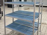 une étagère bleue au milieu d'un sol carrelé