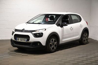 La Citroën blanche est garée dans une pièce blanche