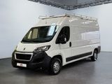 une camionnette blanche garée à l'intérieur d'un bâtiment