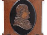 plaque en bois représentant une femme de profil sur fond noir