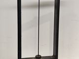 une lampe noire posée sur une table blanche