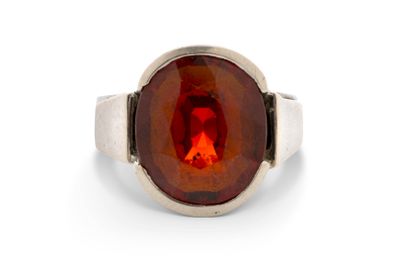 Gros plan sur une bague contenant une pierre rouge
