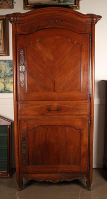 une grande armoire en bois surmontée d'une porte