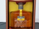 une image représentant une bouteille d'alcool dans une caisse en bois