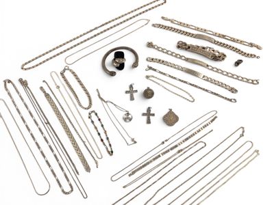 un assortiment de chaînes et de bracelets variés sur un fond blanc