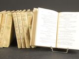 plusieurs vieux livres empilés sur une table