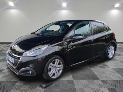 une voiture noire garée dans un garage au sol en damier