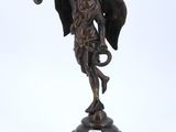 une image représentant une statue en bronze d'un ange tenant une trompette