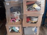 une pile de boîtes empilées les unes sur les autres