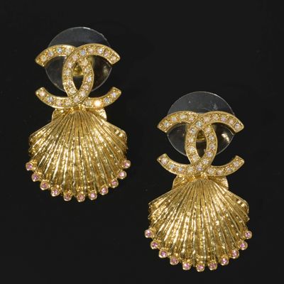 une paire de boucles d'oreilles pendantes ornées de pierres roses et blanches