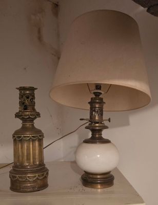 deux lampes posées sur une table