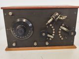 une vieille radio posée sur une table
