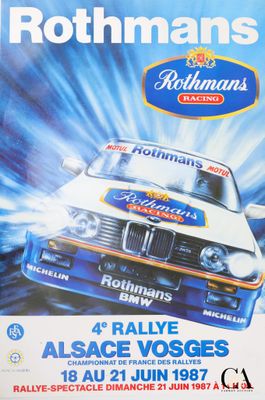 L'affiche d'une course de rallye est accrochée au mur.