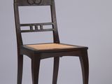 une image représentant une chaise en bois dont l'assise est en bois et le dossier est en bois