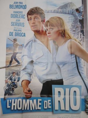 L'affiche du film « L'Homme de Rio » est accrochée au mur.