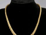 un collier à chaîne en or sur un mannequin mannequin mannequin mannequin mannequin mannequin mannequin mannequin mannequin mannequin