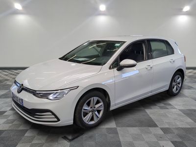 La Volkswagen e-Golf blanche est garée sur un sol en carrelage à damier.
