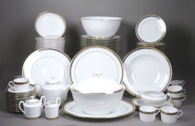 beaucoup d'assiettes et de bols blancs et dorés