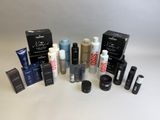 de nombreux types de produits de maquillage sur la table