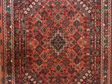 un tapis rouge et noir à motifs
