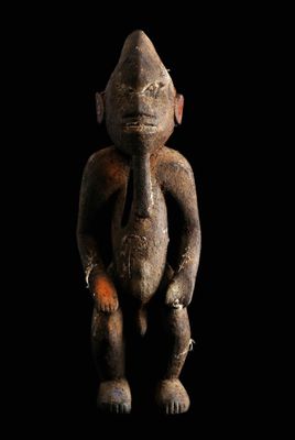 un gros plan sur une statue représentant un singe, sur fond noir