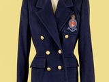 une veste bleue à boutons dorés sur un mannequin, un mannequin, un mannequin, un mannequin, un mannequin, un mannequin, un mannequin, un mannequin